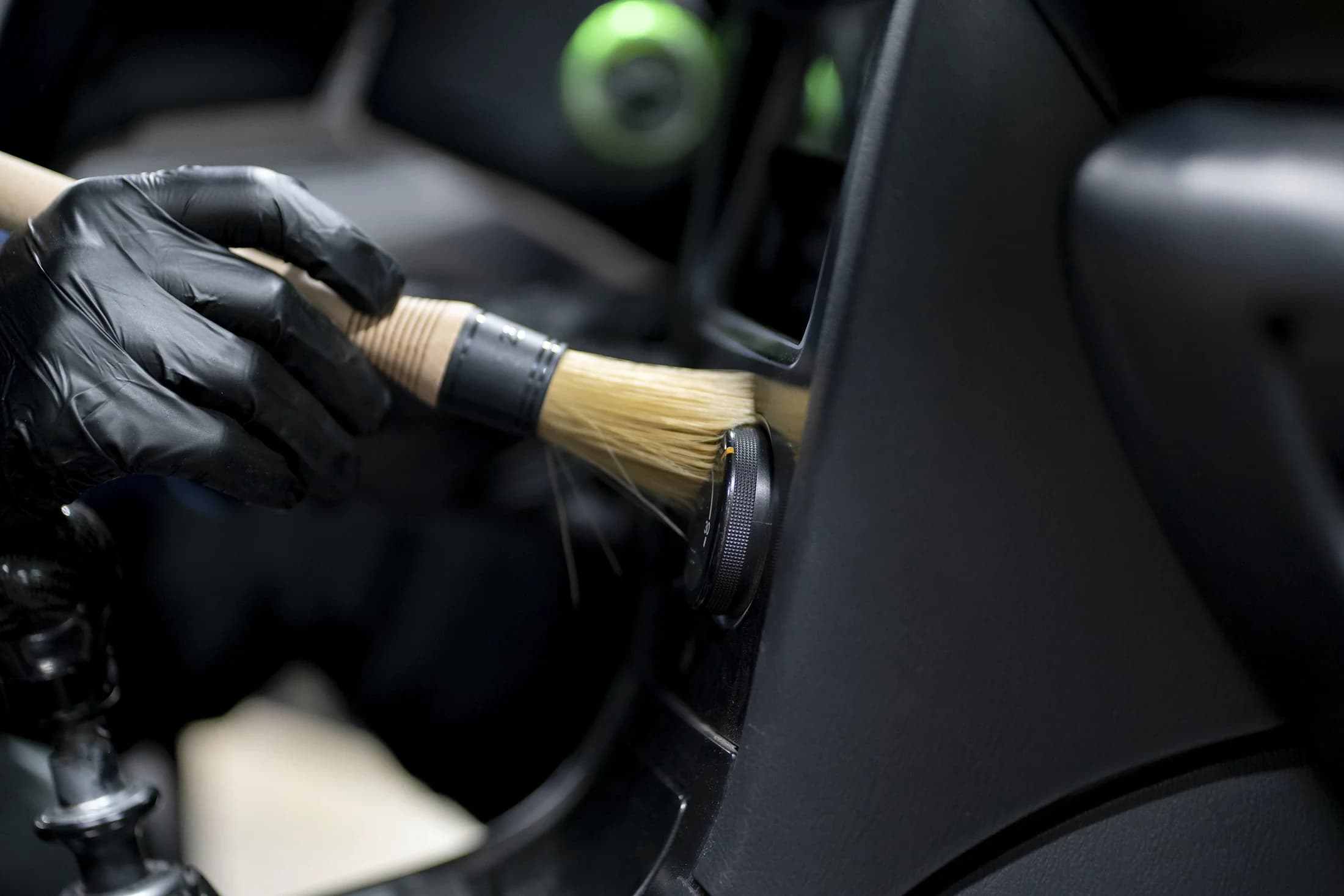 Detailarbeit im Fahrzeuginnenraum