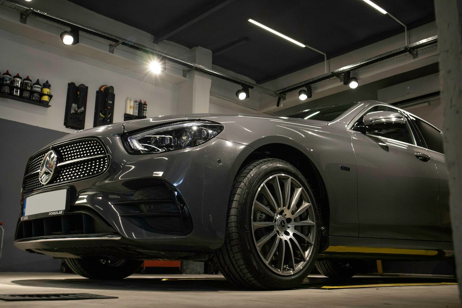 Werkstatt von Sharks Detailing mit frisch aufbereitetem Fahrzeug